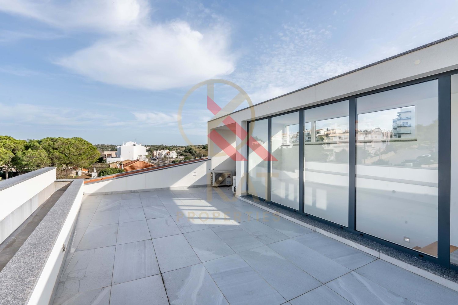 Moradia Contemporânea T4 com Piscina e Garagem, Centro de Ferragudo