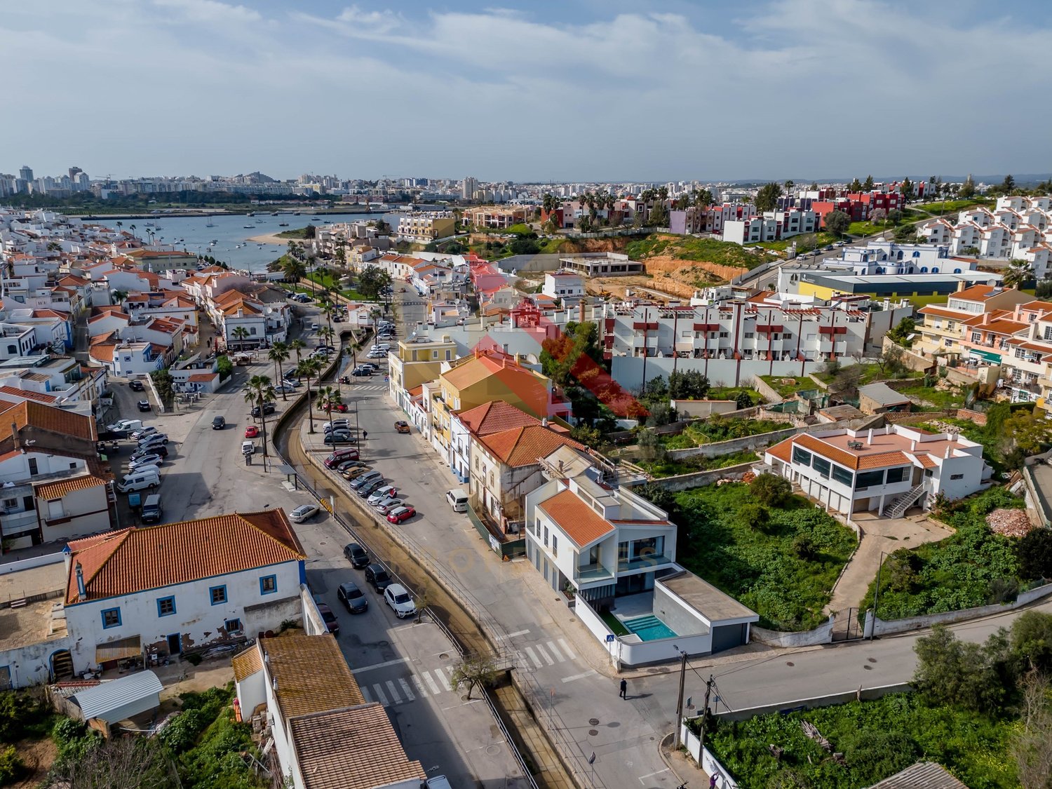 Moradia Contemporânea T4 com Piscina e Garagem, Centro de Ferragudo