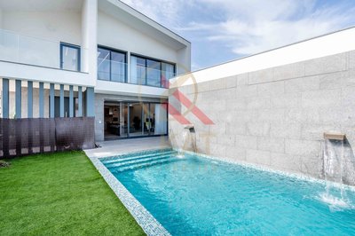 Moradia Contemporânea T4 com Piscina e Garagem, Centro de Ferragudo