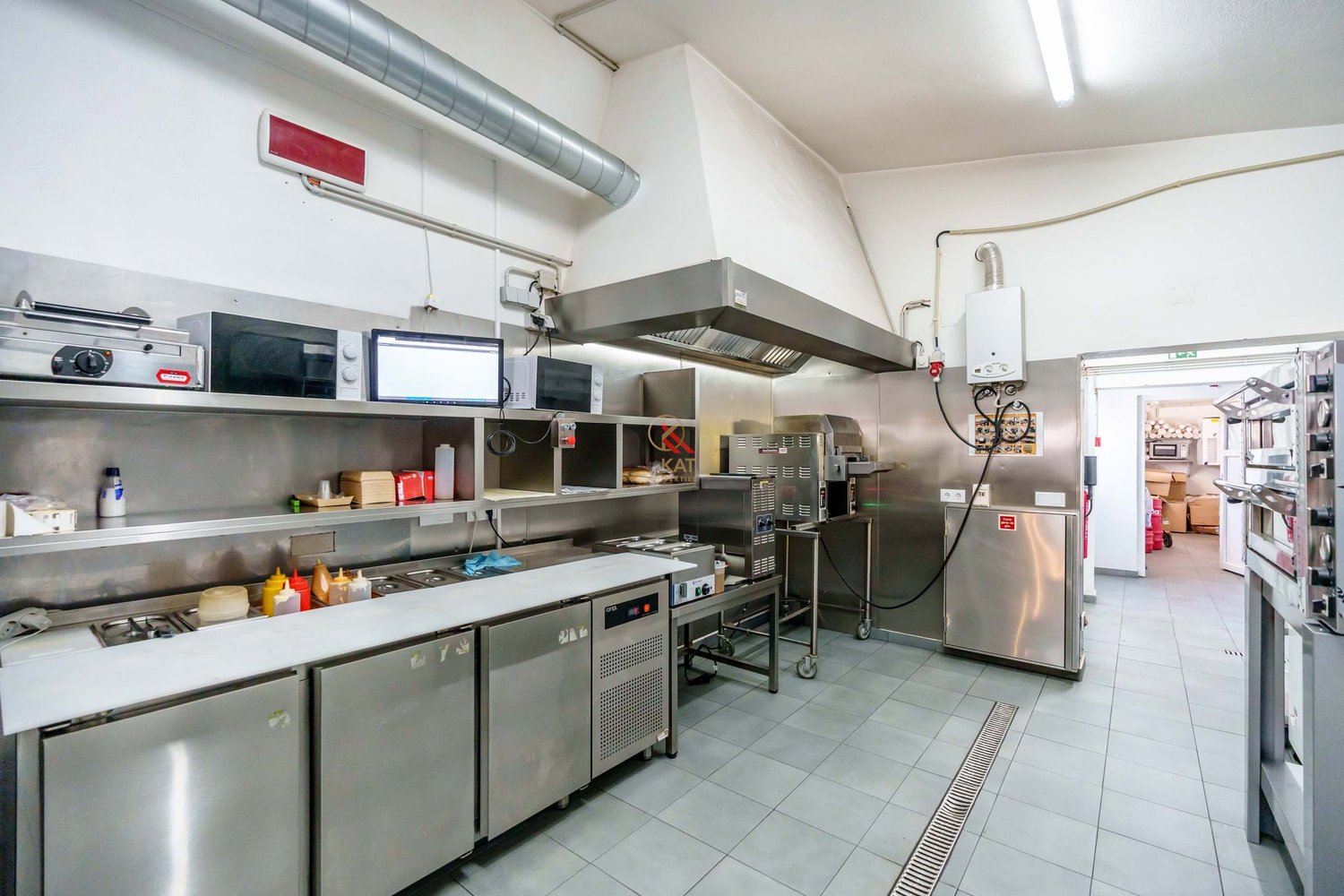 Commercial restaurant space near the beach