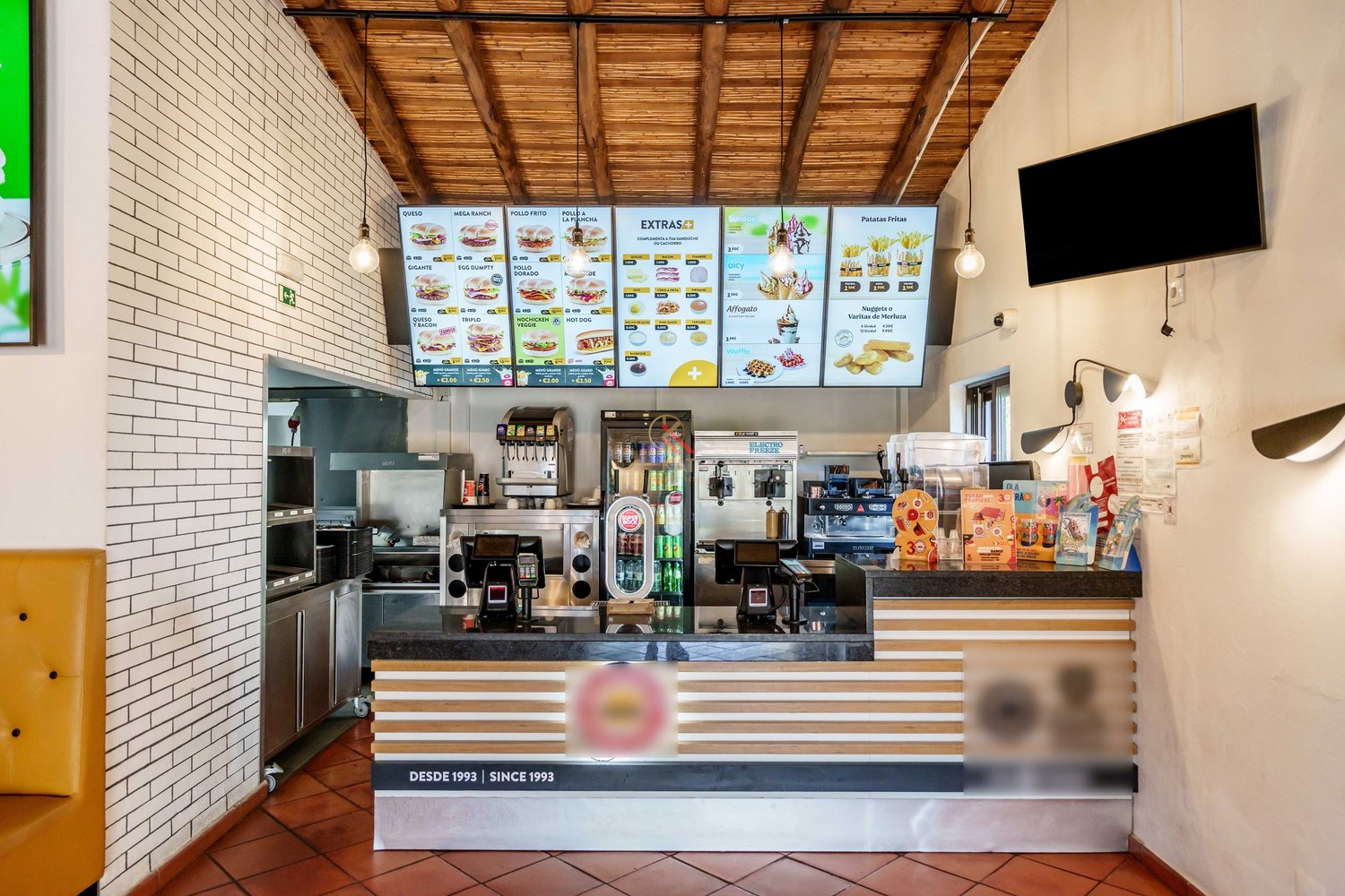 Commercial restaurant space near the beach