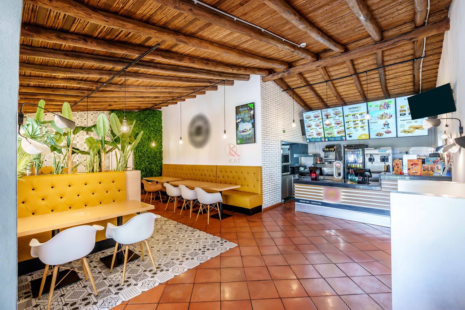 Commercial restaurant space near the beach