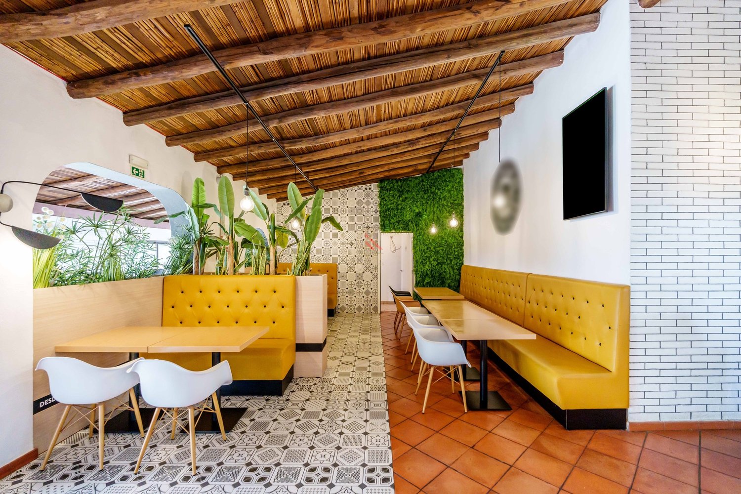 Commercial restaurant space near the beach