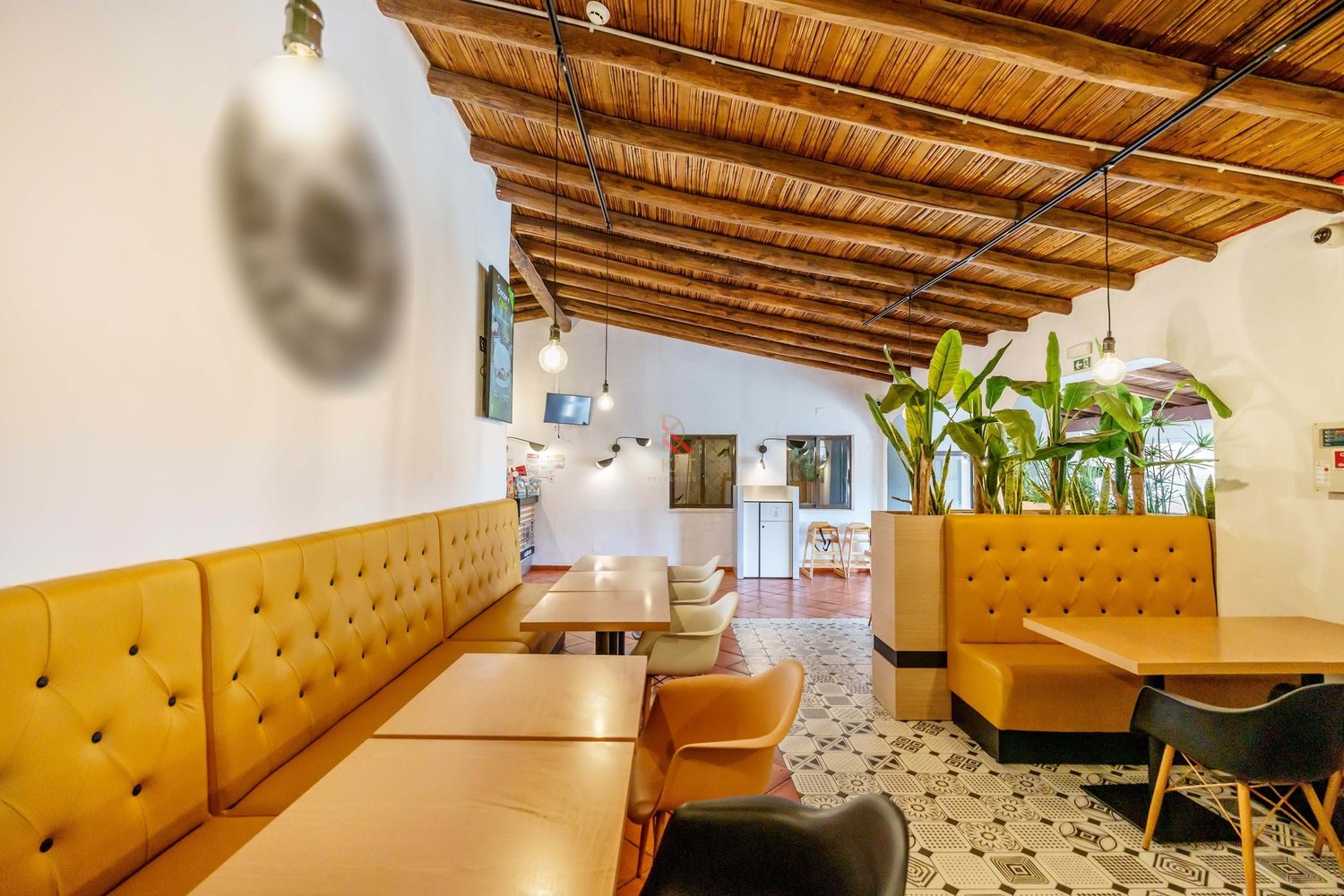 Commercial restaurant space near the beach