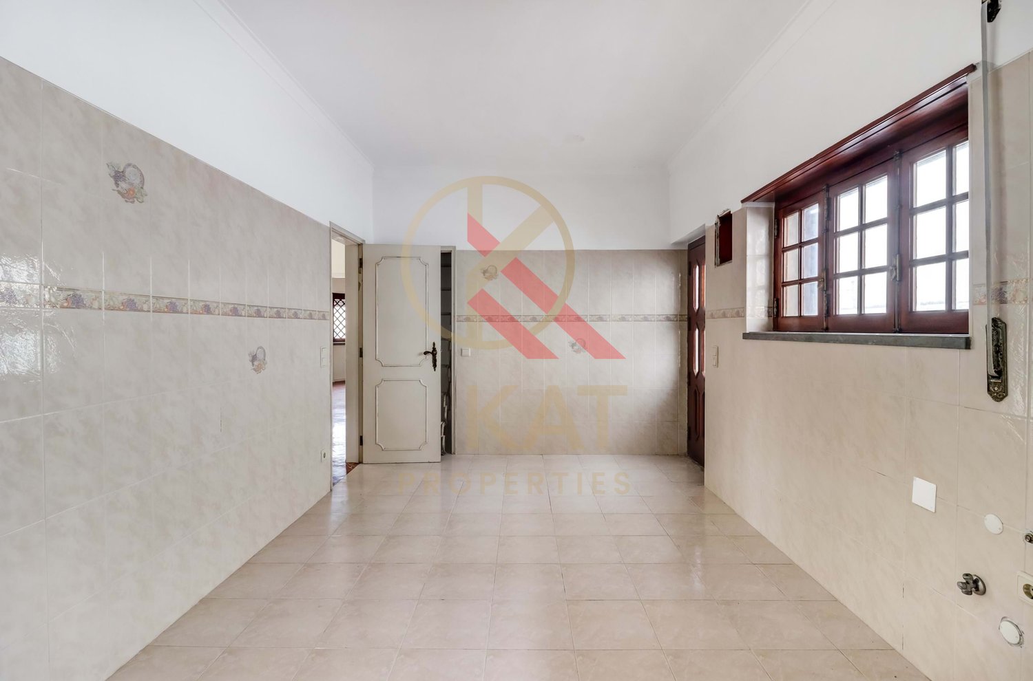 Oportunidade Imperdível! Moradia T6, Torres Vedras – Perfeita para investimento ou Moradia Bifamiliar