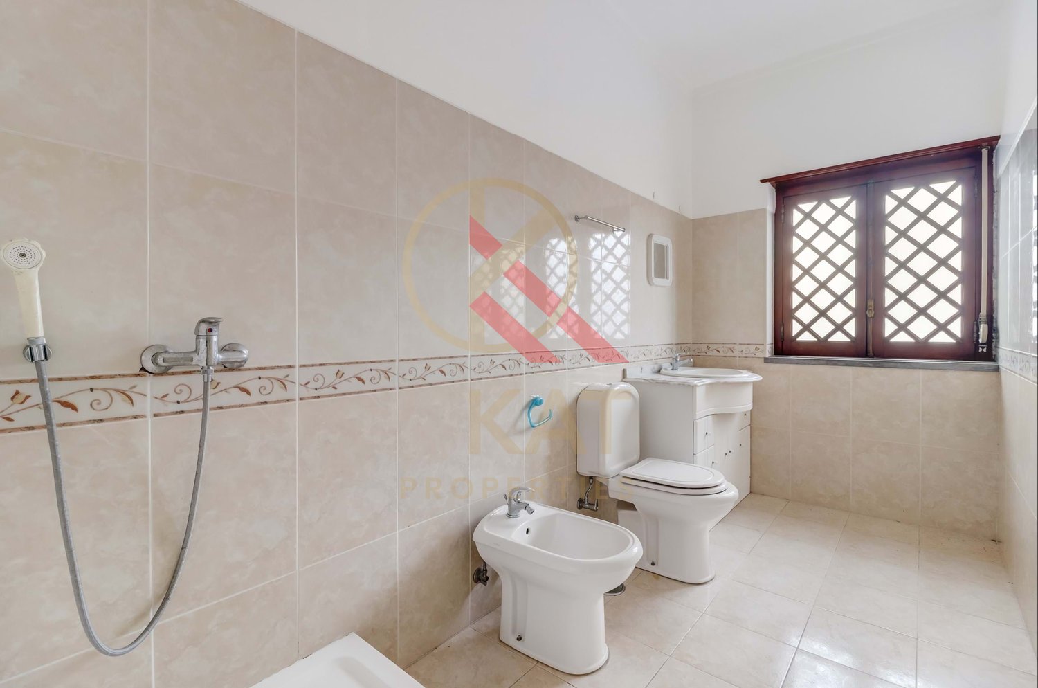 Oportunidade Imperdível! Moradia T6, Torres Vedras – Perfeita para investimento ou Moradia Bifamiliar