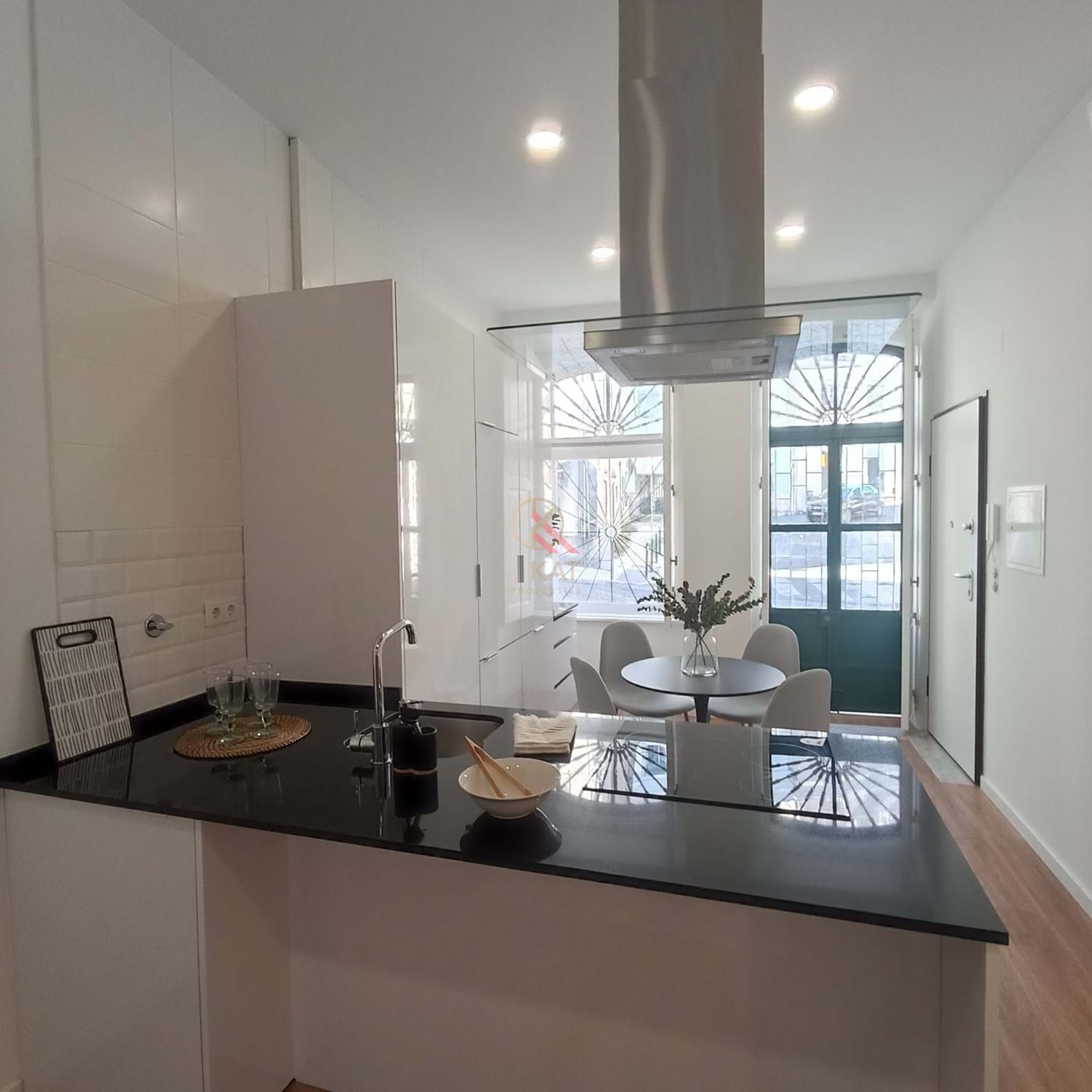 OPEN SPACE MODERNO E RENOVADO – 63M² + LOGRADOURO 