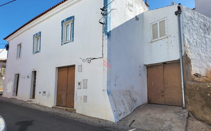 Casa antiga na Vila de Alcantarilha, próximo da praia dos Salgados e Armação de Pêra