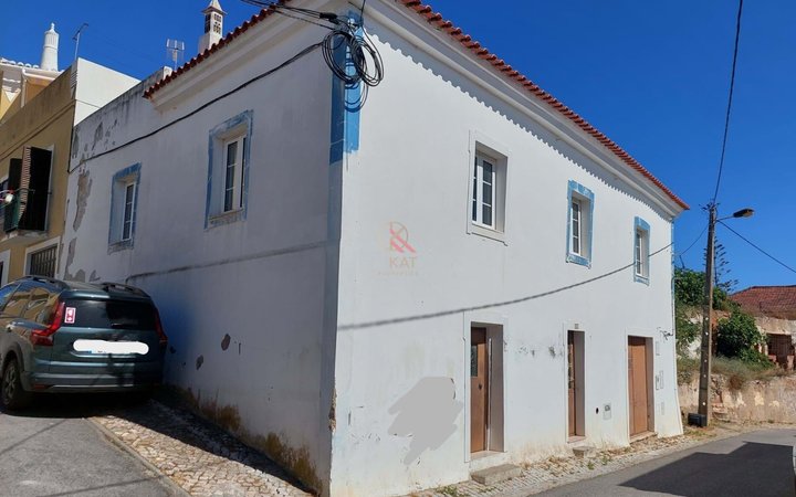 Casa antiga na Vila de Alcantarilha, próximo da praia dos Salgados e Armação de Pêra
