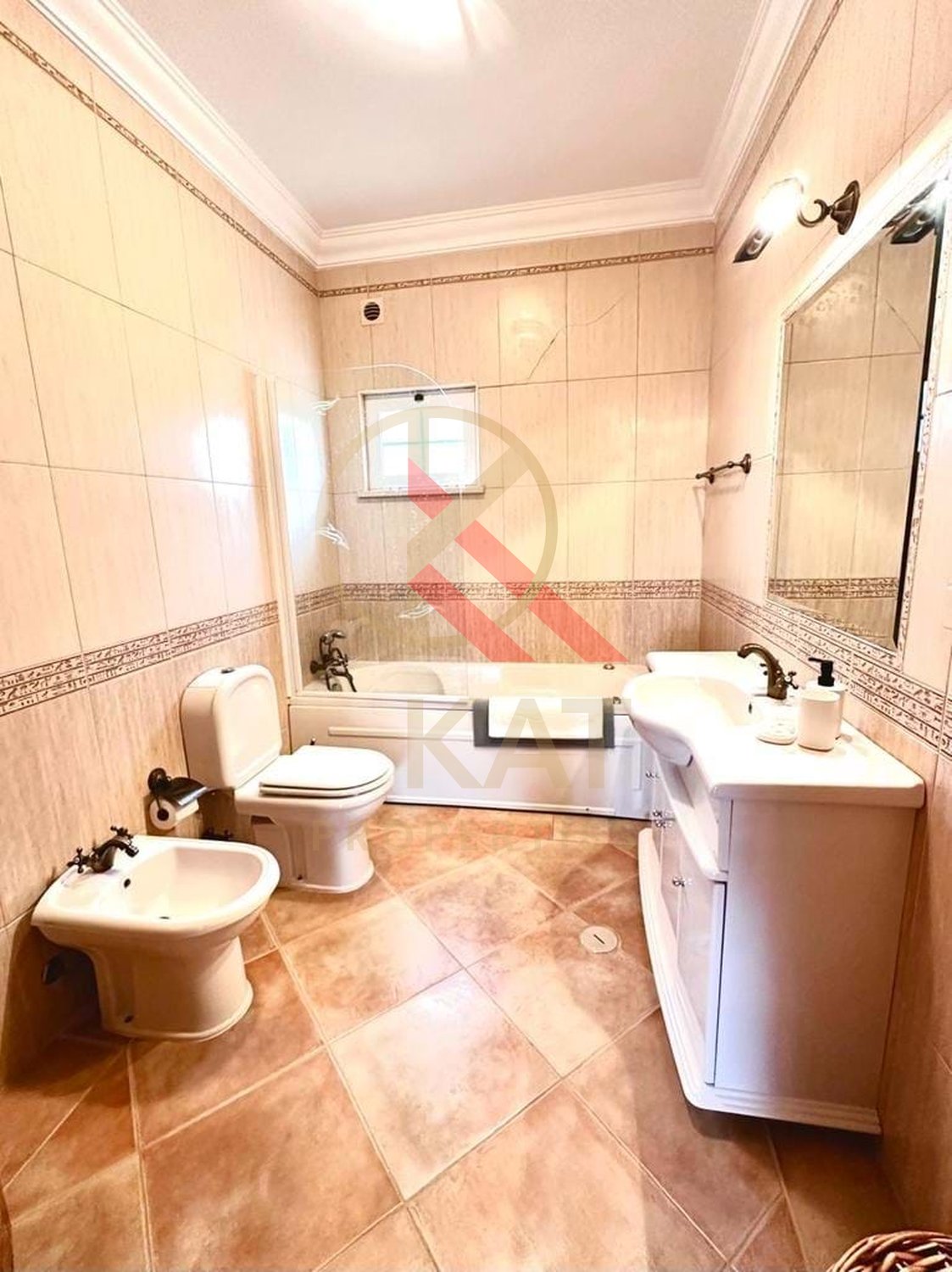 Moradia T4 com Piscina Privada à Venda no Parchal, Bela Vista