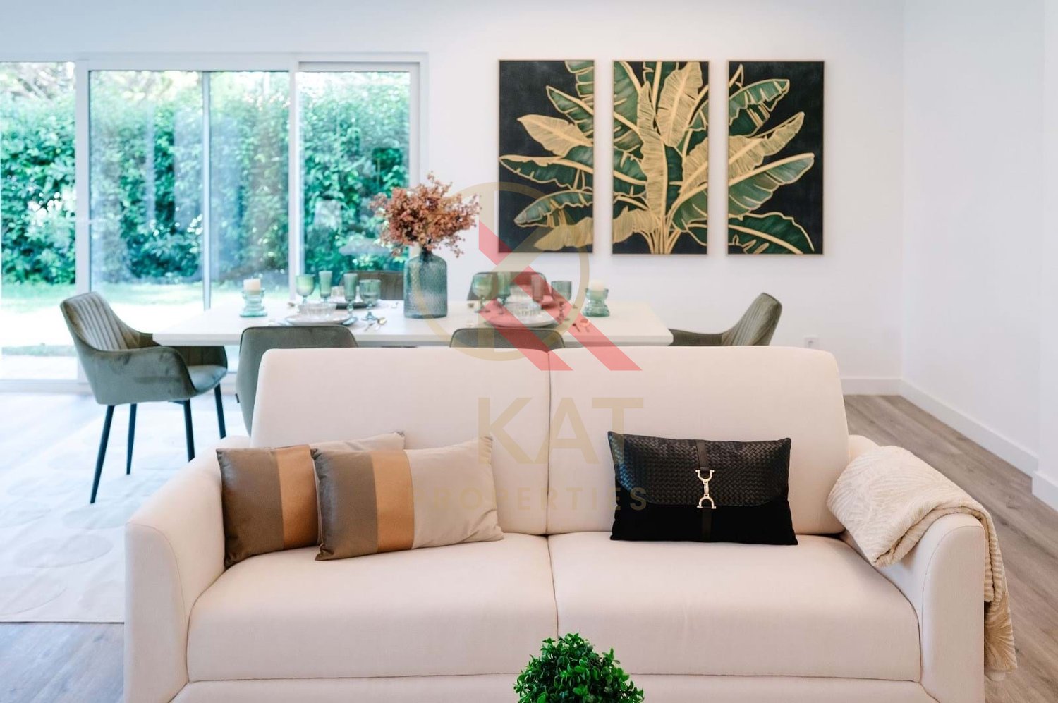 Moradia Térrea Independente V4 com Piscina e Jardim, com um Lote de 1.356 m²