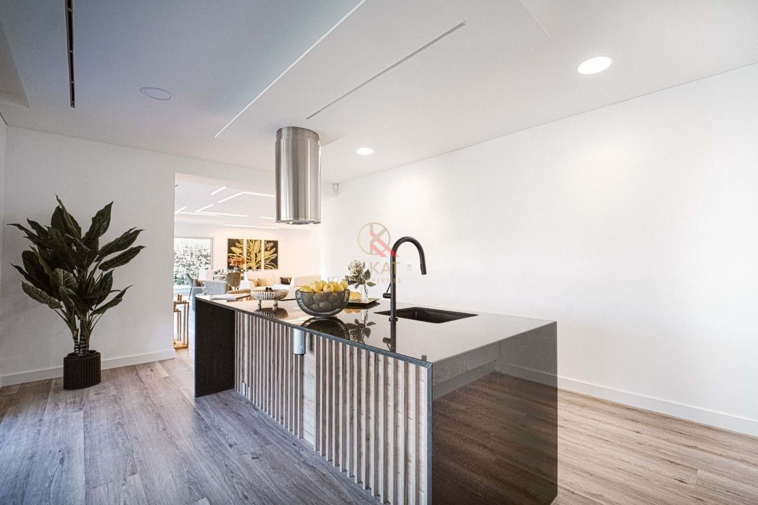 Moradia Térrea Independente V4 com Piscina e Jardim, com um Lote de 1.356 m²