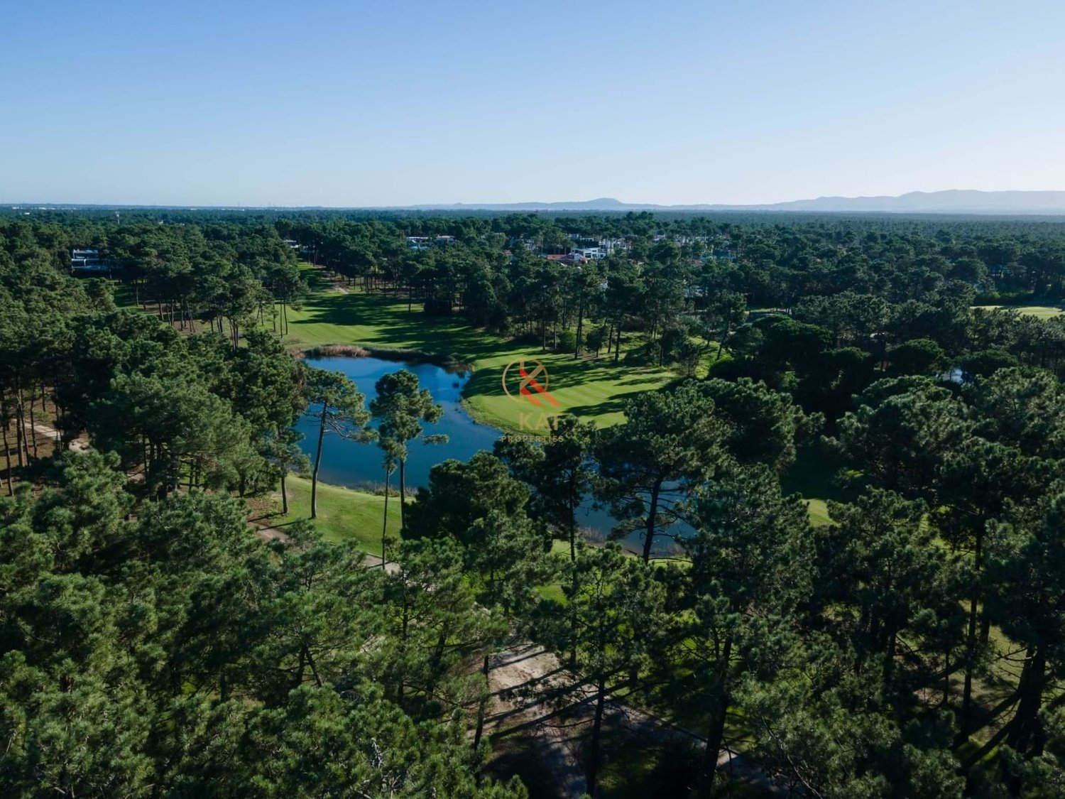 Moradia Térrea Independente V4 com Piscina e Jardim, com um Lote de 1.356 m²
