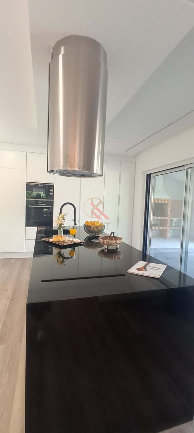 Moradia Térrea Independente V4 com Piscina e Jardim, com um Lote de 1.356 m²