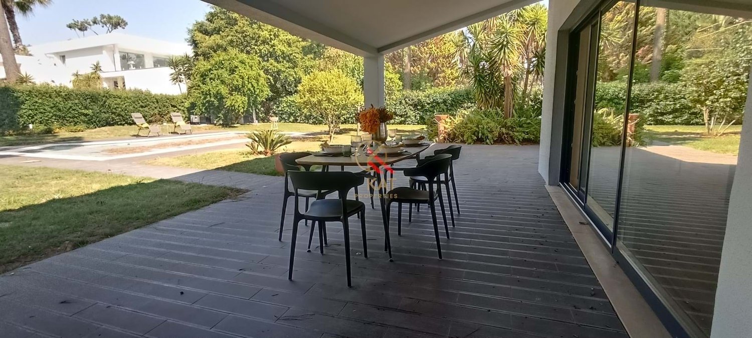 Moradia Térrea Independente V4 com Piscina e Jardim, com um Lote de 1.356 m²