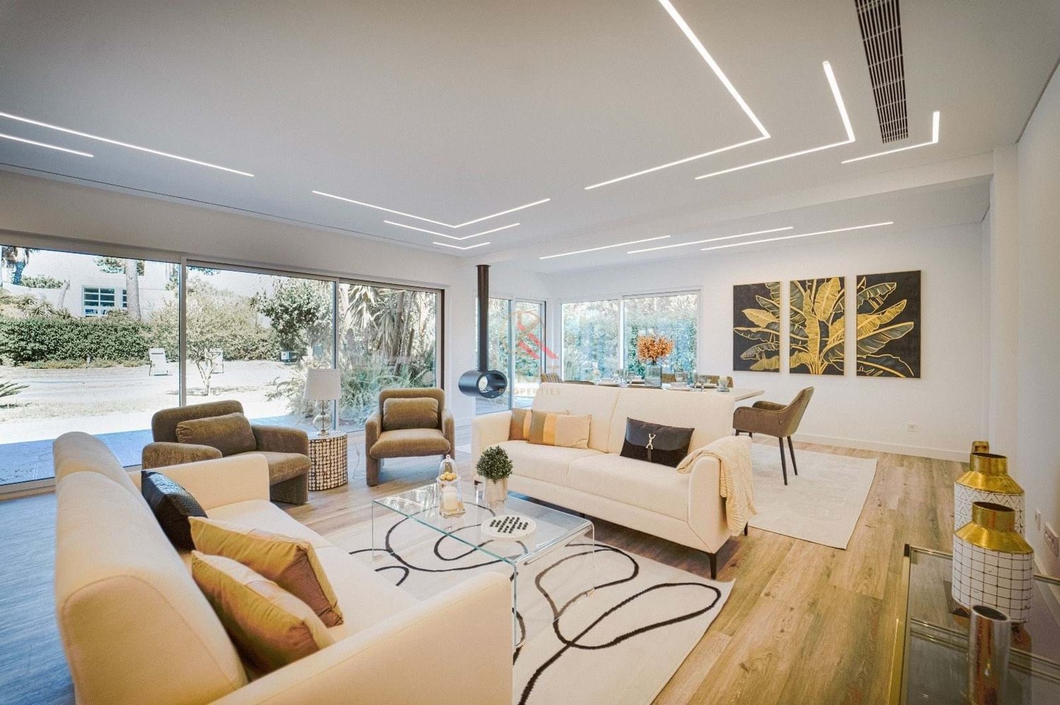 Moradia Térrea Independente V4 com Piscina e Jardim, com um Lote de 1.356 m²