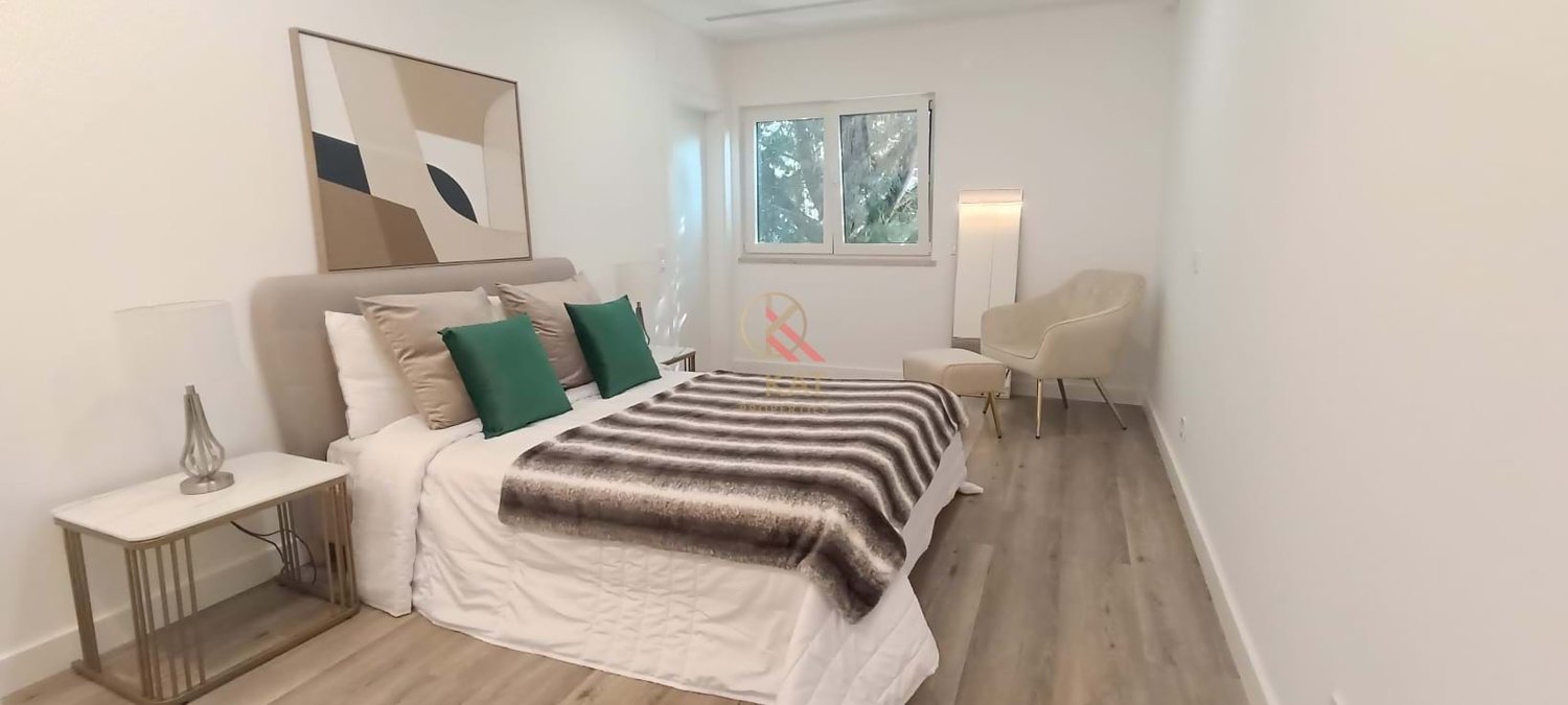 Moradia Térrea Independente V4 com Piscina e Jardim, com um Lote de 1.356 m²