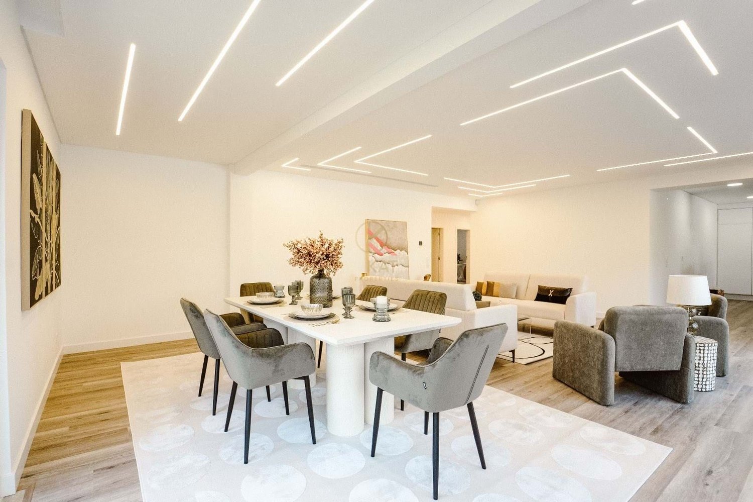 Moradia Térrea Independente V4 com Piscina e Jardim, com um Lote de 1.356 m²