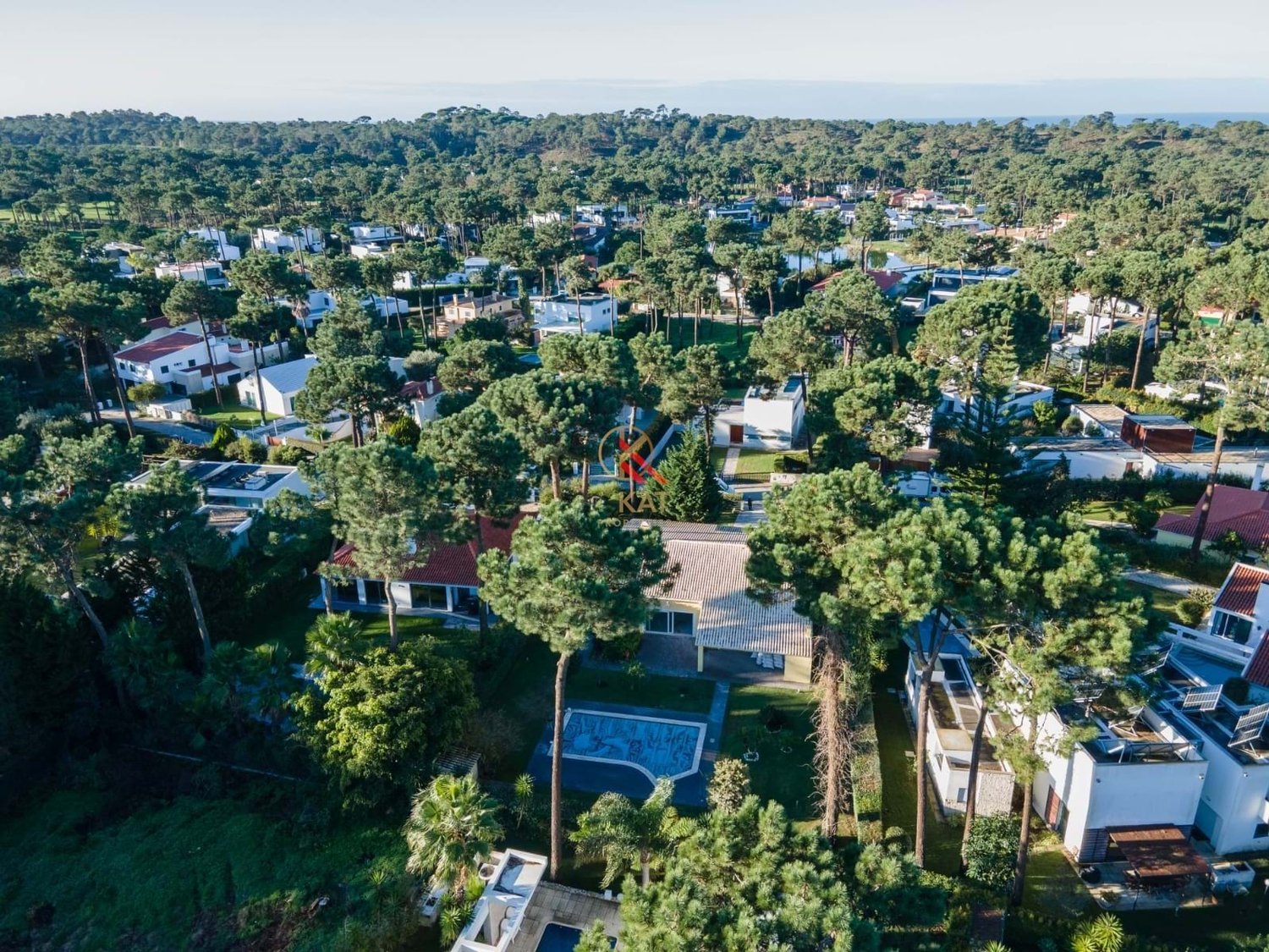 Moradia Térrea Independente V4 com Piscina e Jardim, com um Lote de 1.356 m²
