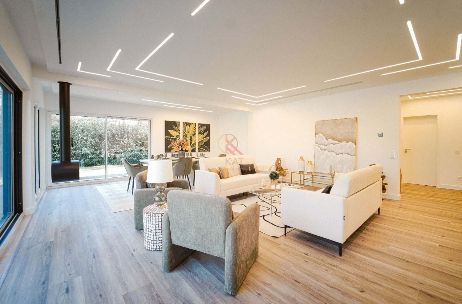 Moradia Térrea Independente V4 com Piscina e Jardim, com um Lote de 1.356 m²