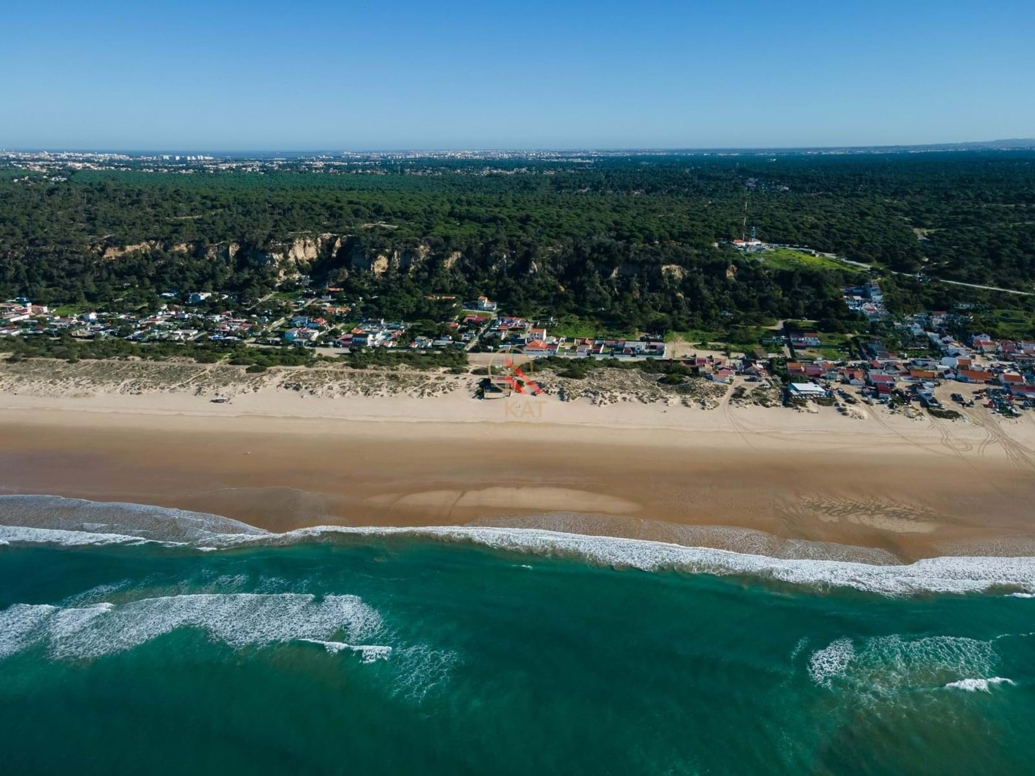 Moradia Térrea Independente V4 com Piscina e Jardim, com um Lote de 1.356 m²