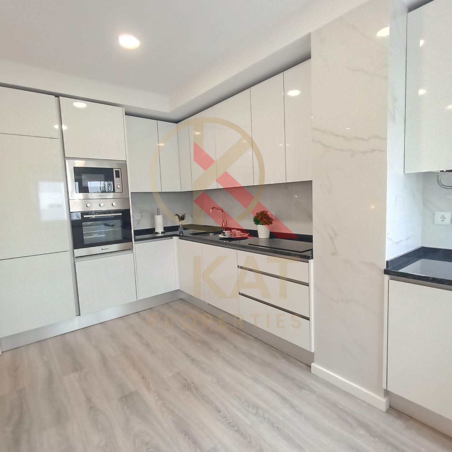 Apartamento T3 Remodelado com Logradouro de 30m² – RC Alto com Arrecadação, Benfica