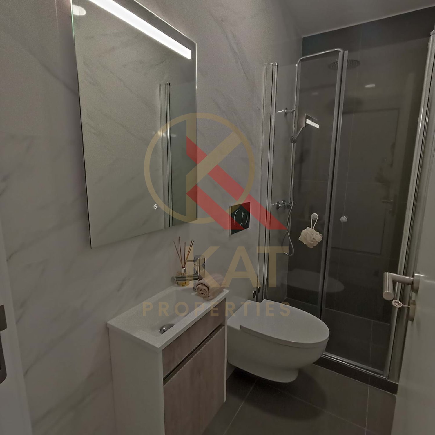 Apartamento T3 Remodelado com Logradouro de 30m² – RC Alto com Arrecadação, Benfica