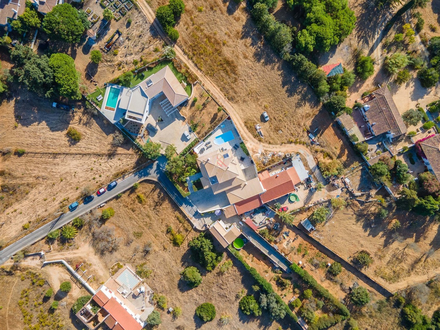Moradia com anexo independente T3 renovado, piscina e excelente exposição solar – Vale Del Rei, Lagoa