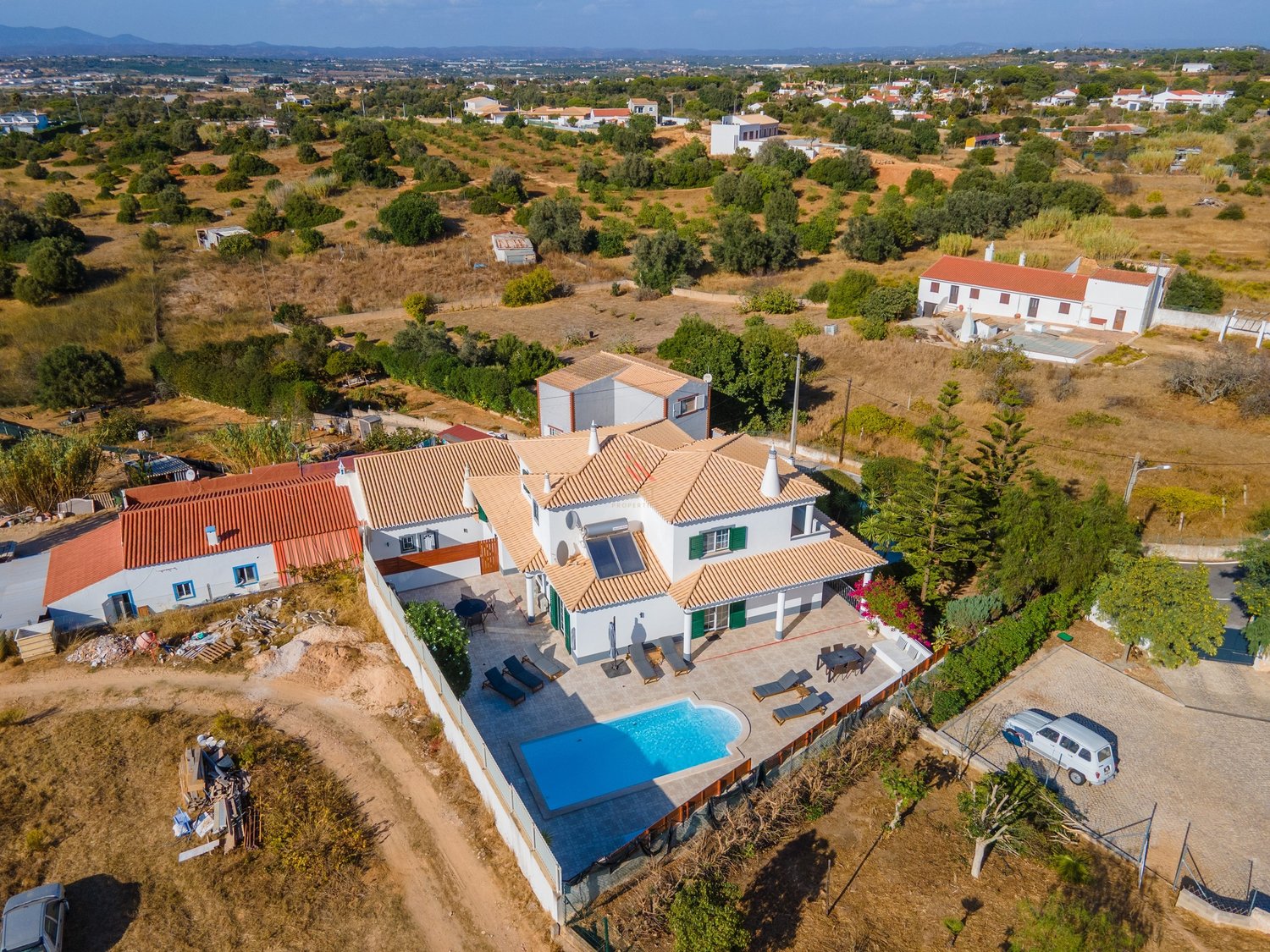 Moradia com anexo independente T3 renovado, piscina e excelente exposição solar – Vale Del Rei, Lagoa