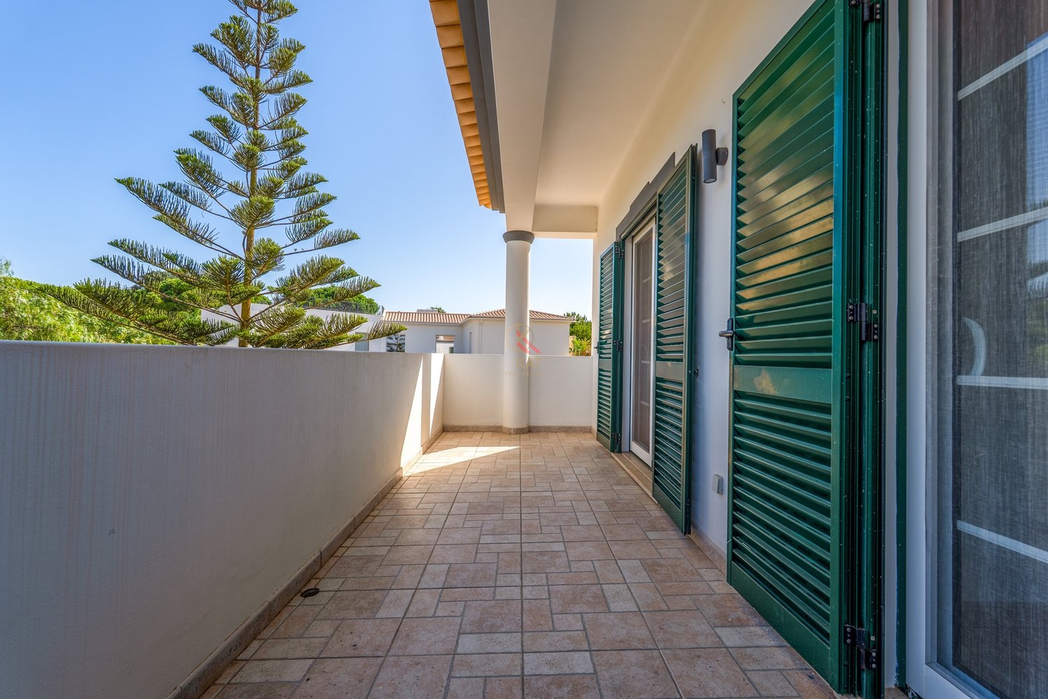 Moradia com anexo independente T3 renovado, piscina e excelente exposição solar – Vale Del Rei, Lagoa