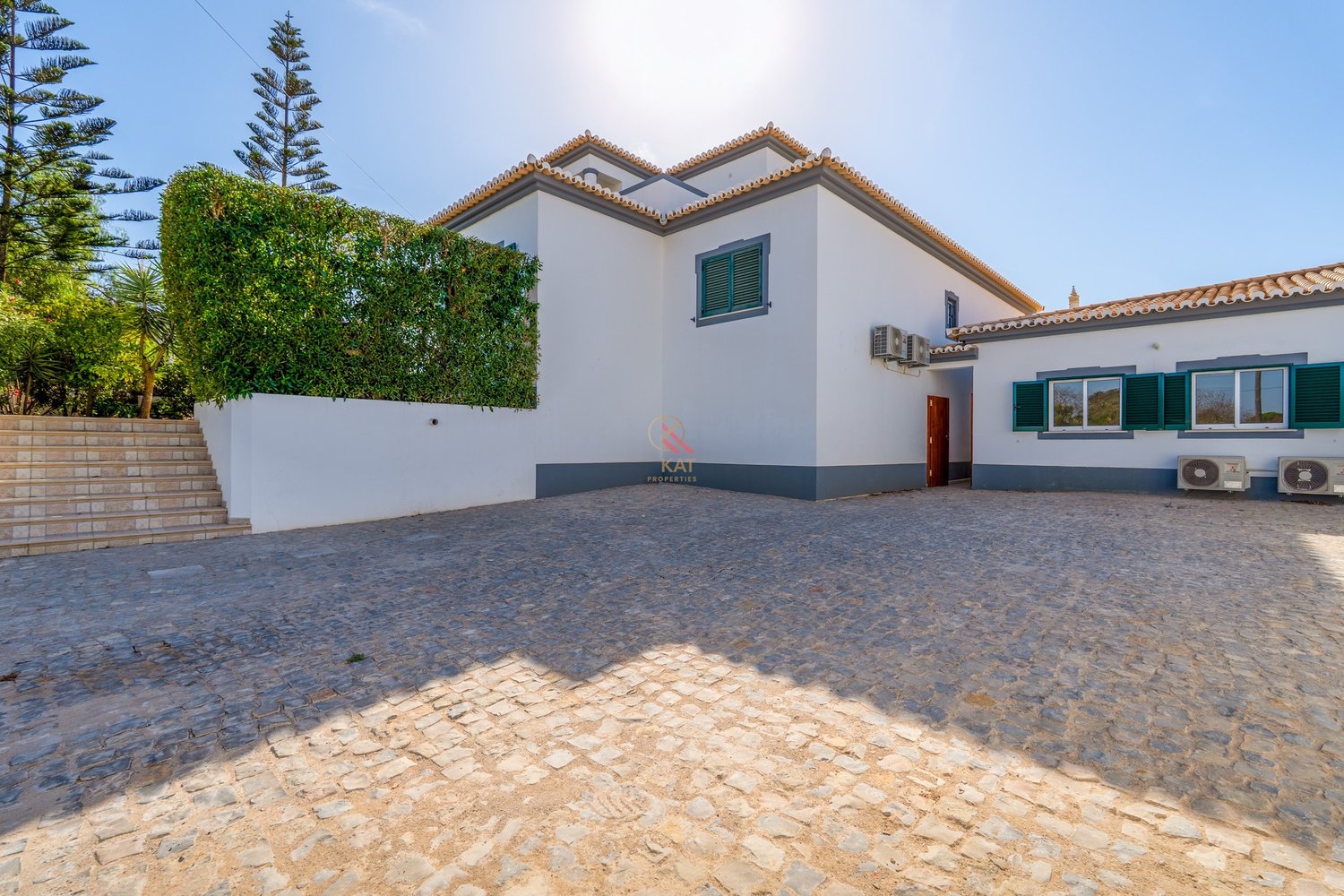 Moradia com anexo independente T3 renovado, piscina e excelente exposição solar – Vale Del Rei, Lagoa