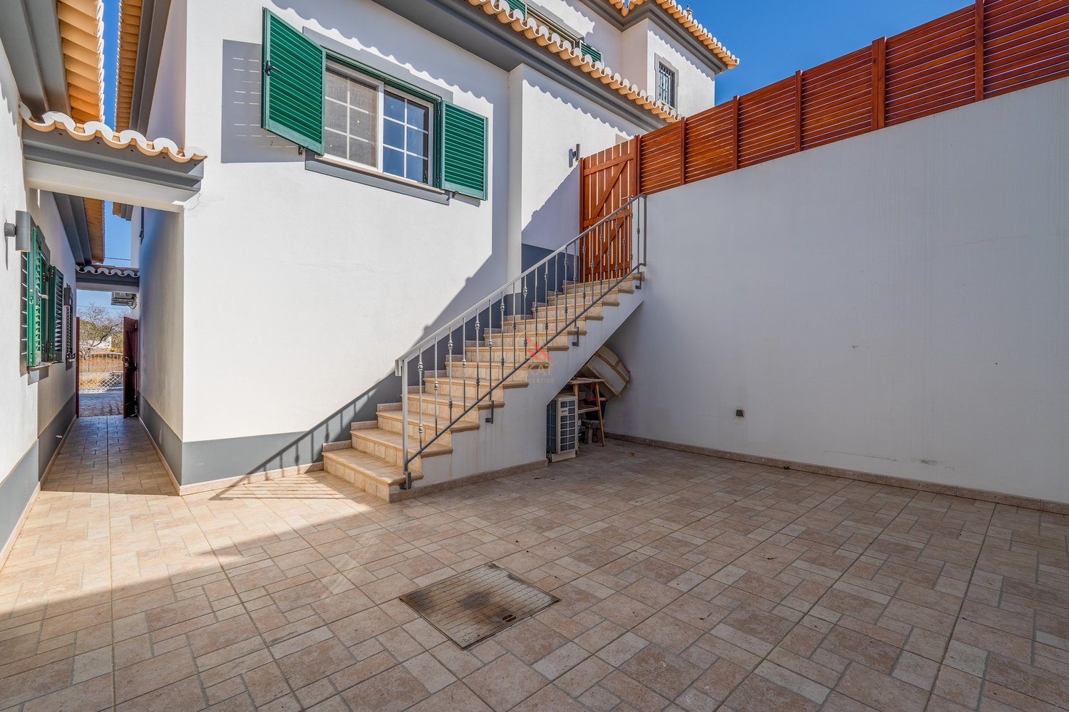 Moradia com anexo independente T3 renovado, piscina e excelente exposição solar – Vale Del Rei, Lagoa