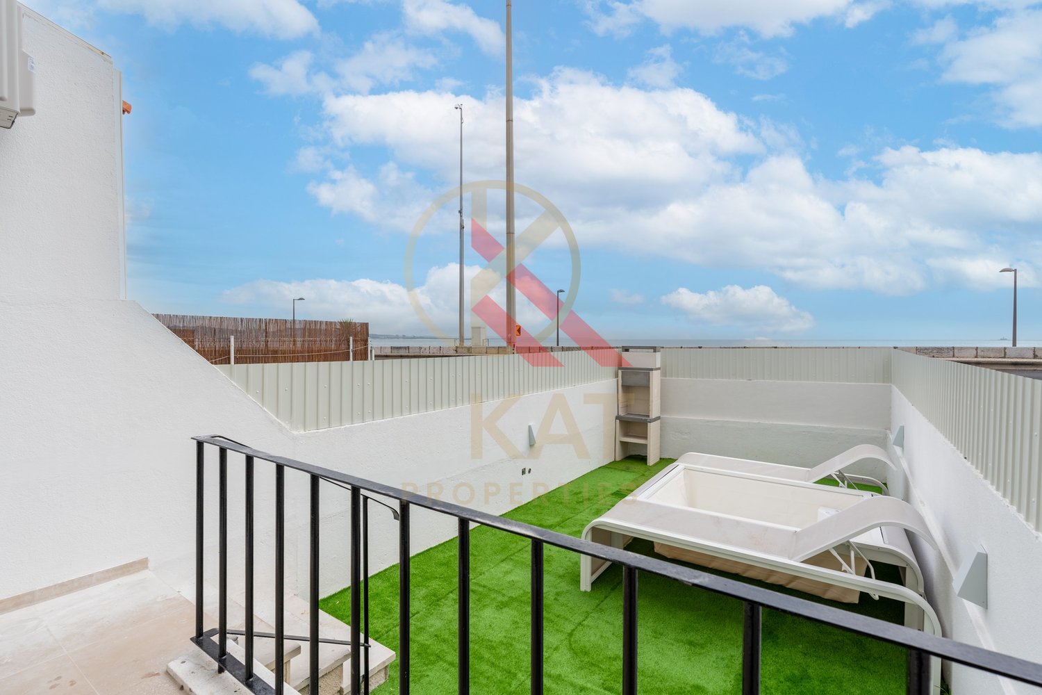 T2 de Sonho em Caxias, Oeiras – Vista Mar, Terraço Privativo com Jacuzzi e a 30 metros da Praia
