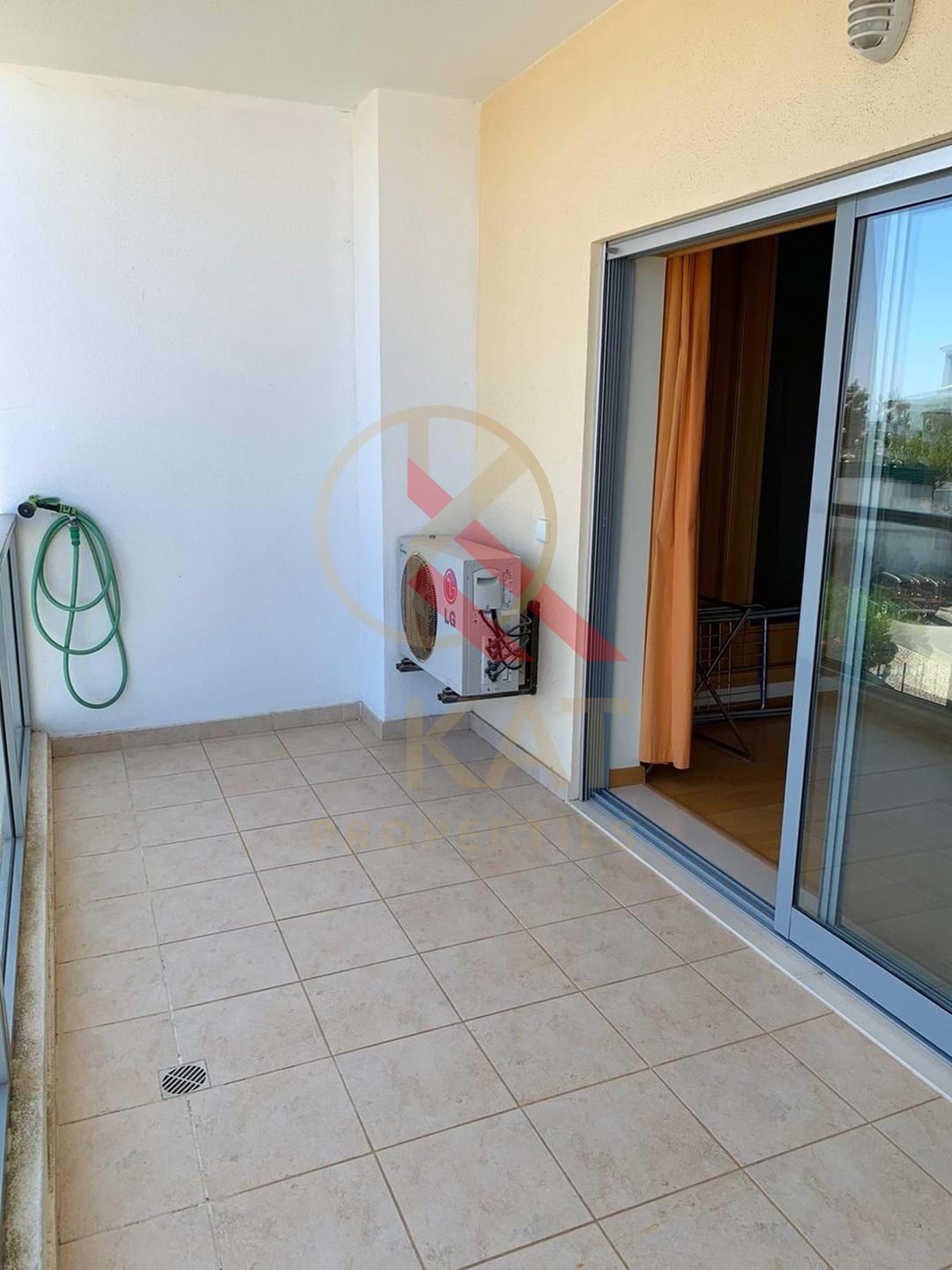 Aluga-se ao ano apartamento T2 duplex no Vale França, em Portimão