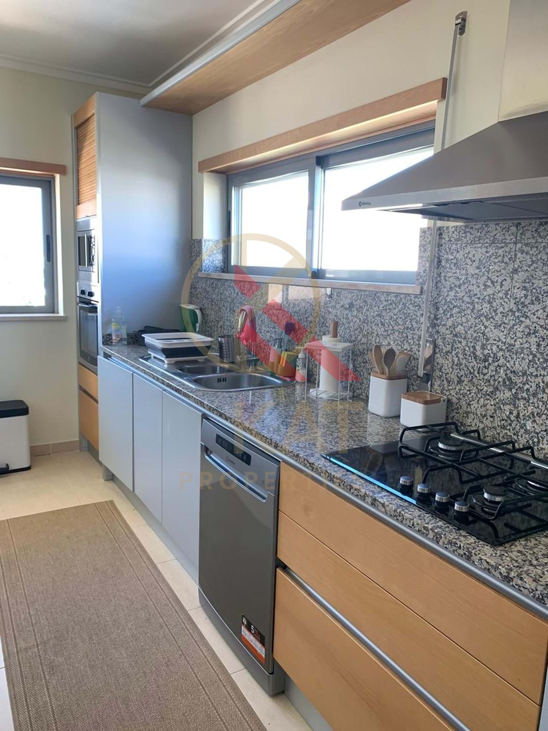 Aluga-se ao ano apartamento T2 duplex no Vale França, em Portimão