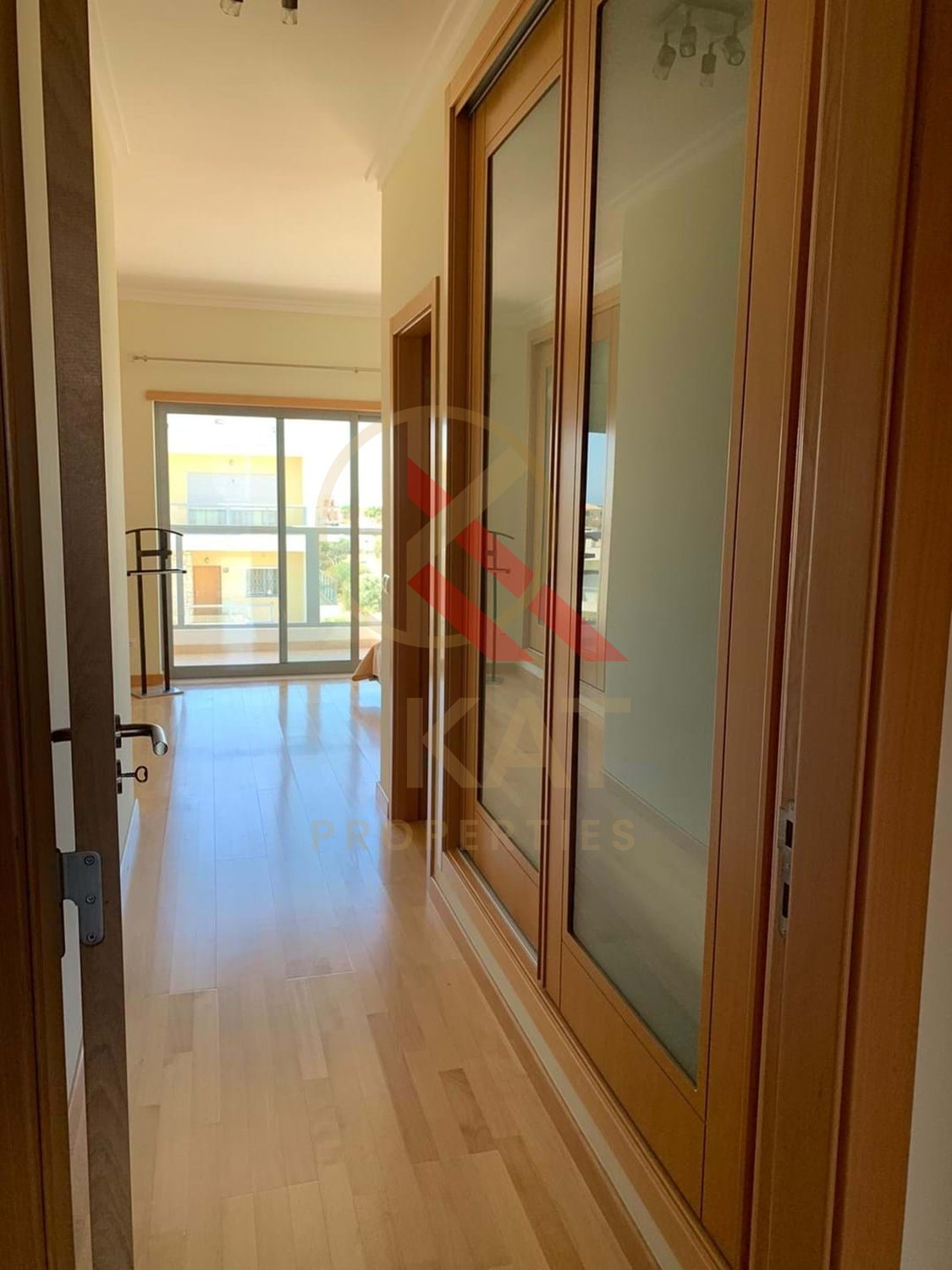 Aluga-se ao ano apartamento T2 duplex no Vale França, em Portimão