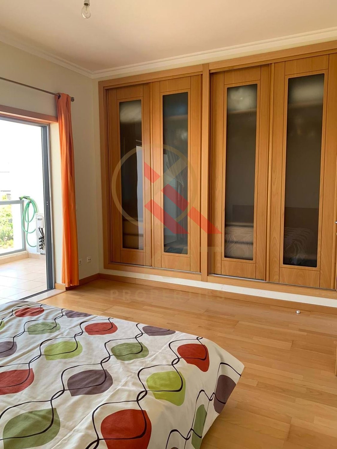 Aluga-se ao ano apartamento T2 duplex no Vale França, em Portimão