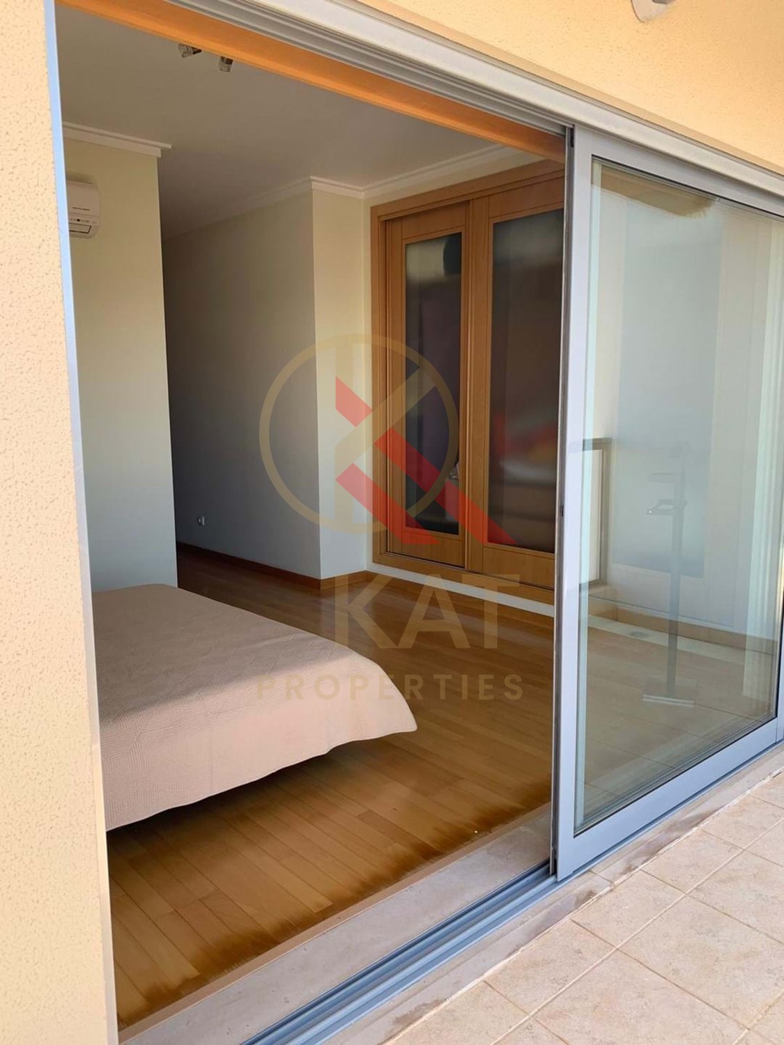 Aluga-se ao ano apartamento T2 duplex no Vale França, em Portimão