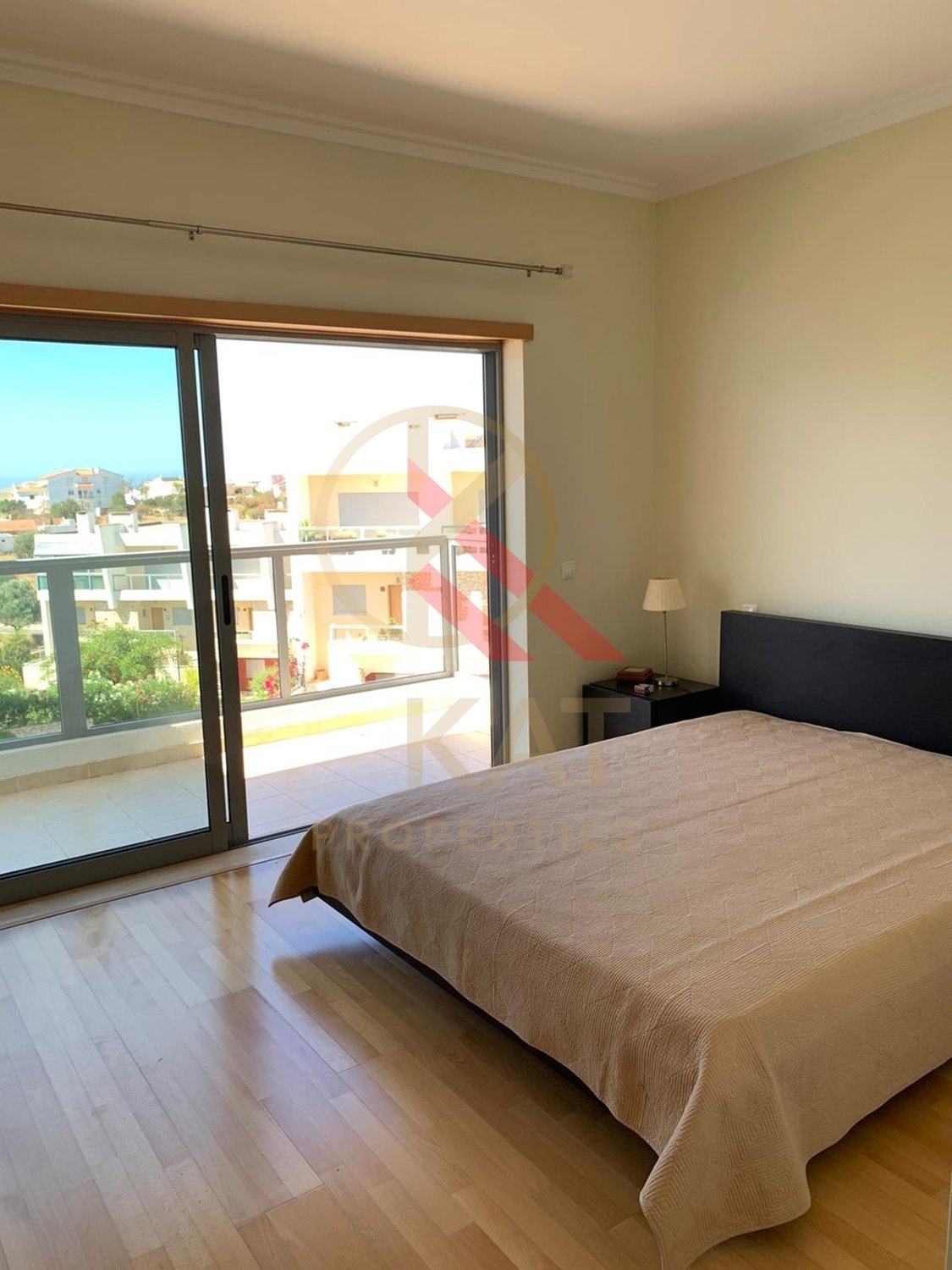 Aluga-se ao ano apartamento T2 duplex no Vale França, em Portimão