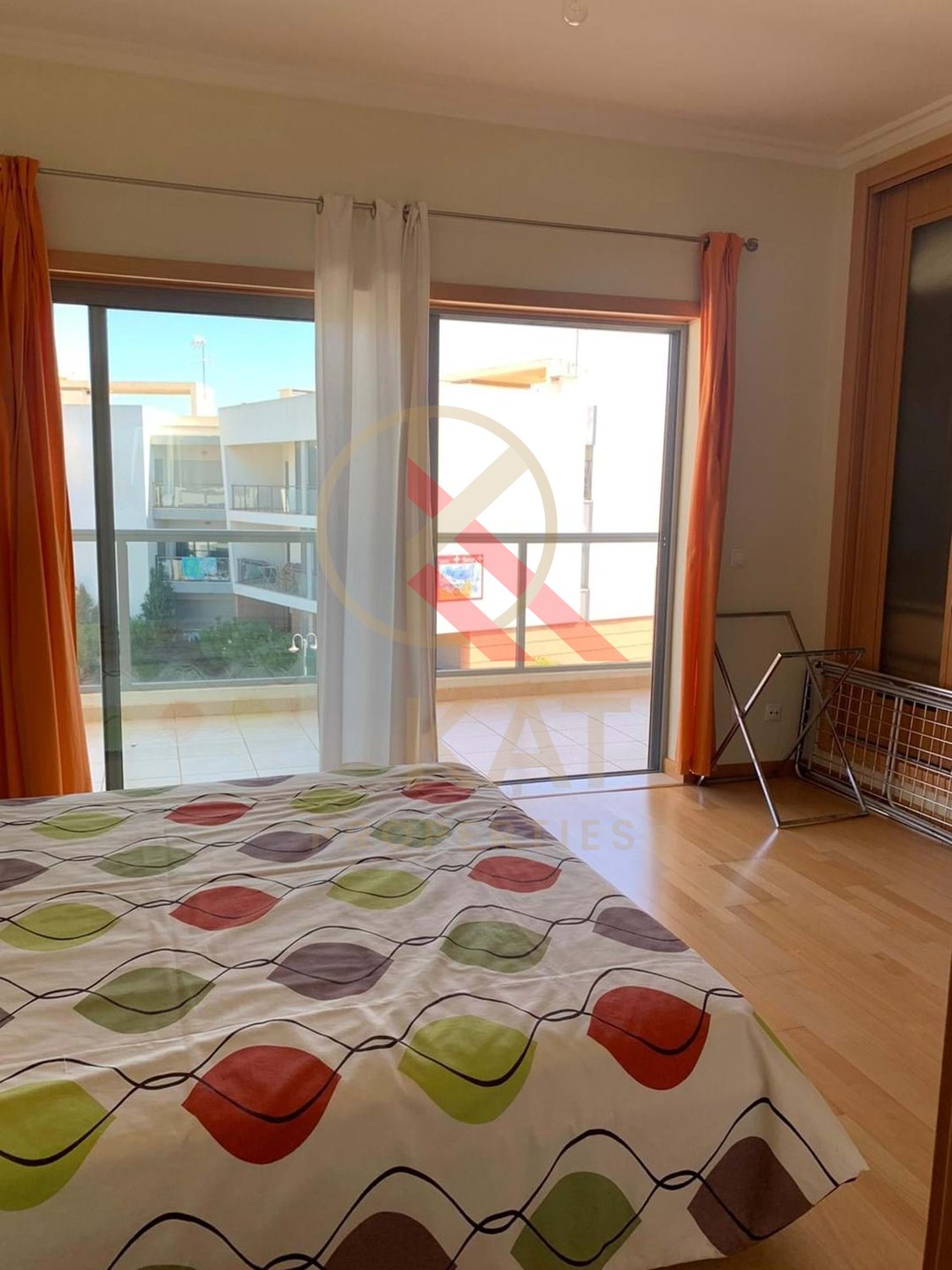 Aluga-se ao ano apartamento T2 duplex no Vale França, em Portimão