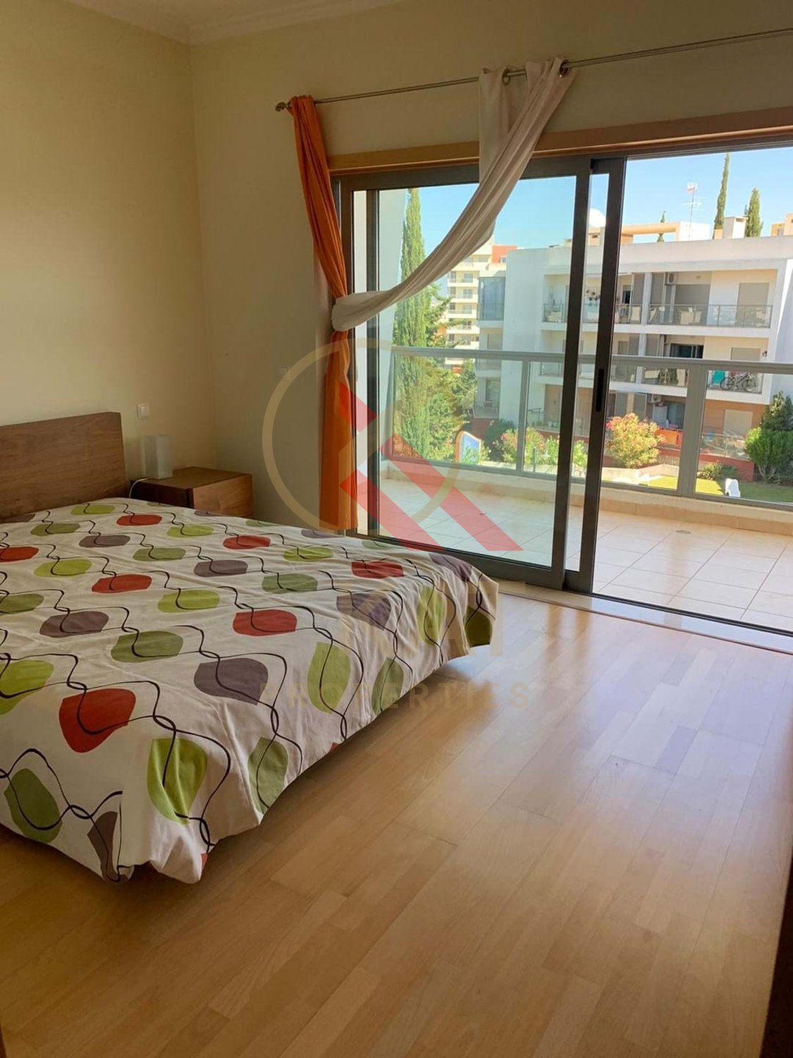 Aluga-se ao ano apartamento T2 duplex no Vale França, em Portimão