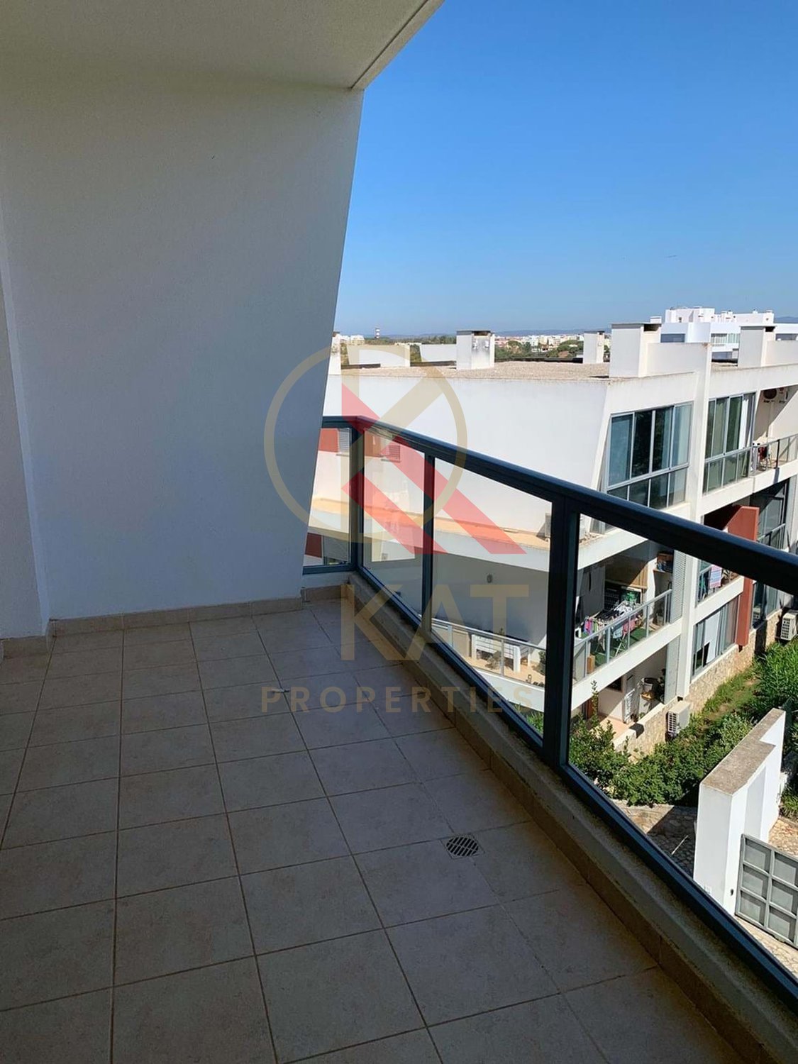 Aluga-se ao ano apartamento T2 duplex no Vale França, em Portimão