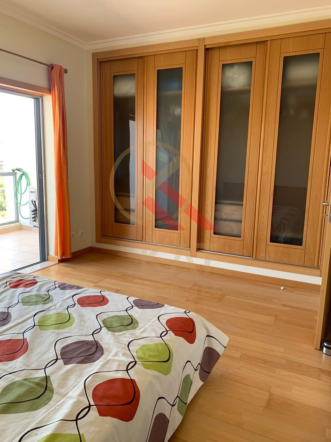 Aluga-se ao ano apartamento T2 duplex no Vale França, em Portimão