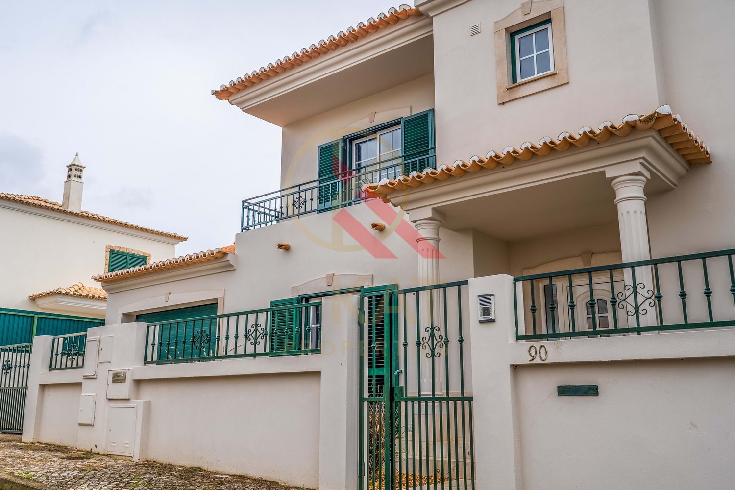 Excelente Moradia T3 com Piscina e Espaço Exterior Privativo