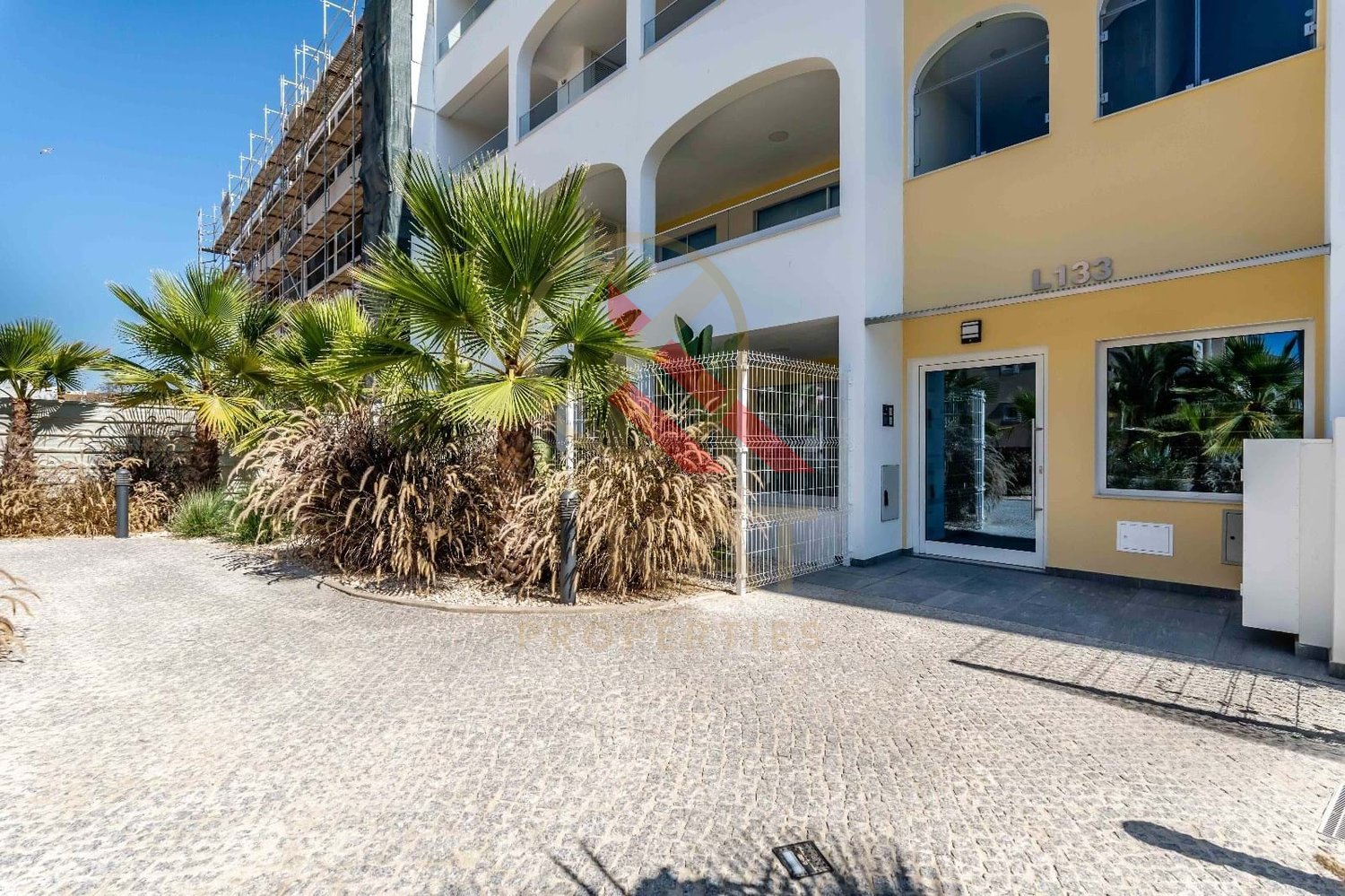 T2 novo em Lagos, com acabamentos de luxo e piscina no rooftop — ideal para viver ou investir.