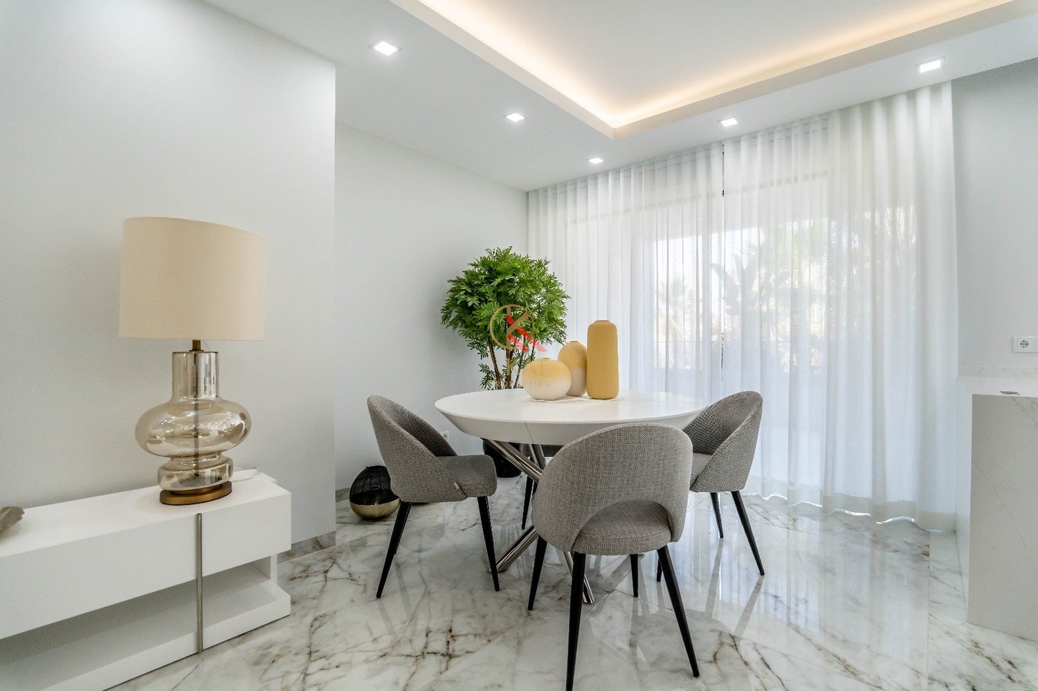 T2 novo em Lagos, com acabamentos de luxo e piscina no rooftop — ideal para viver ou investir.