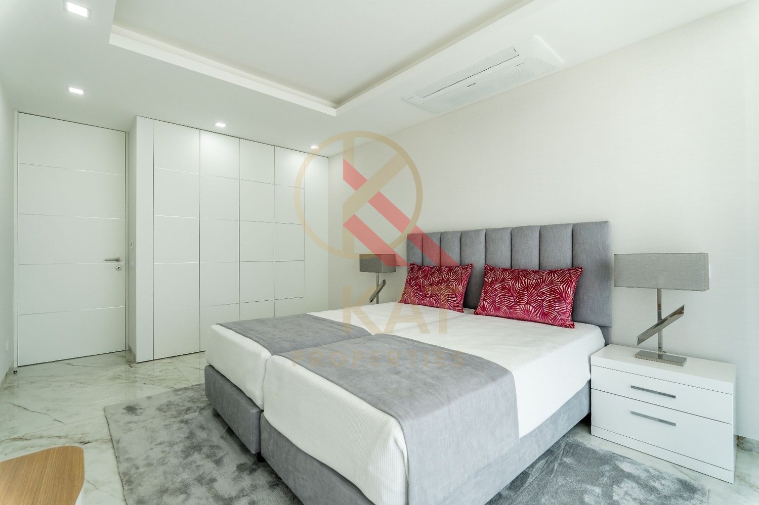 T2 novo em Lagos, com acabamentos de luxo e piscina no rooftop — ideal para viver ou investir.
