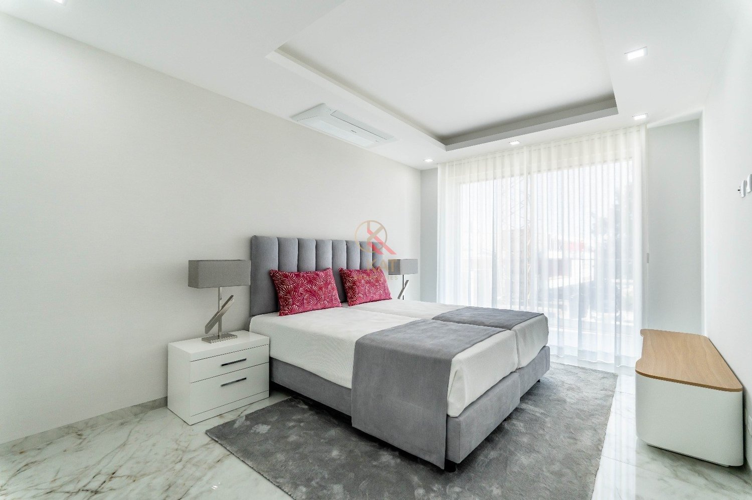 T2 novo em Lagos, com acabamentos de luxo e piscina no rooftop — ideal para viver ou investir.