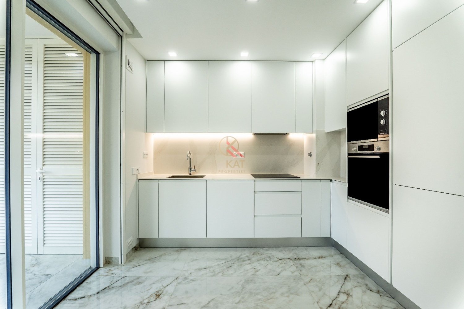 T2 novo em Lagos, com acabamentos de luxo e piscina no rooftop — ideal para viver ou investir.