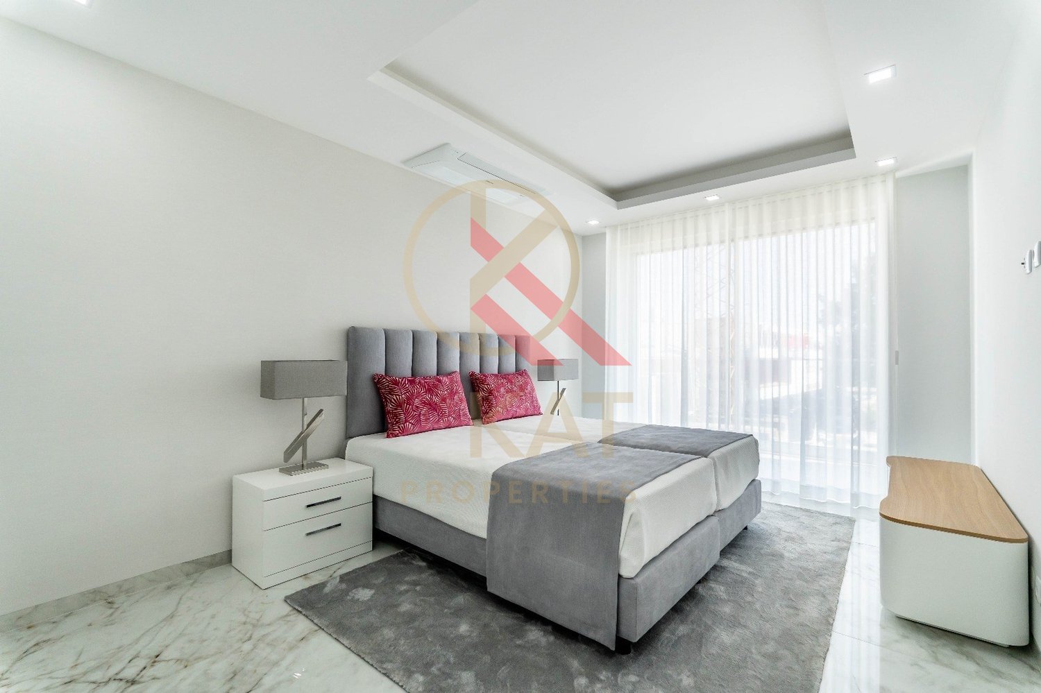 T2 novo em Lagos, com acabamentos de luxo e piscina no rooftop — ideal para viver ou investir.